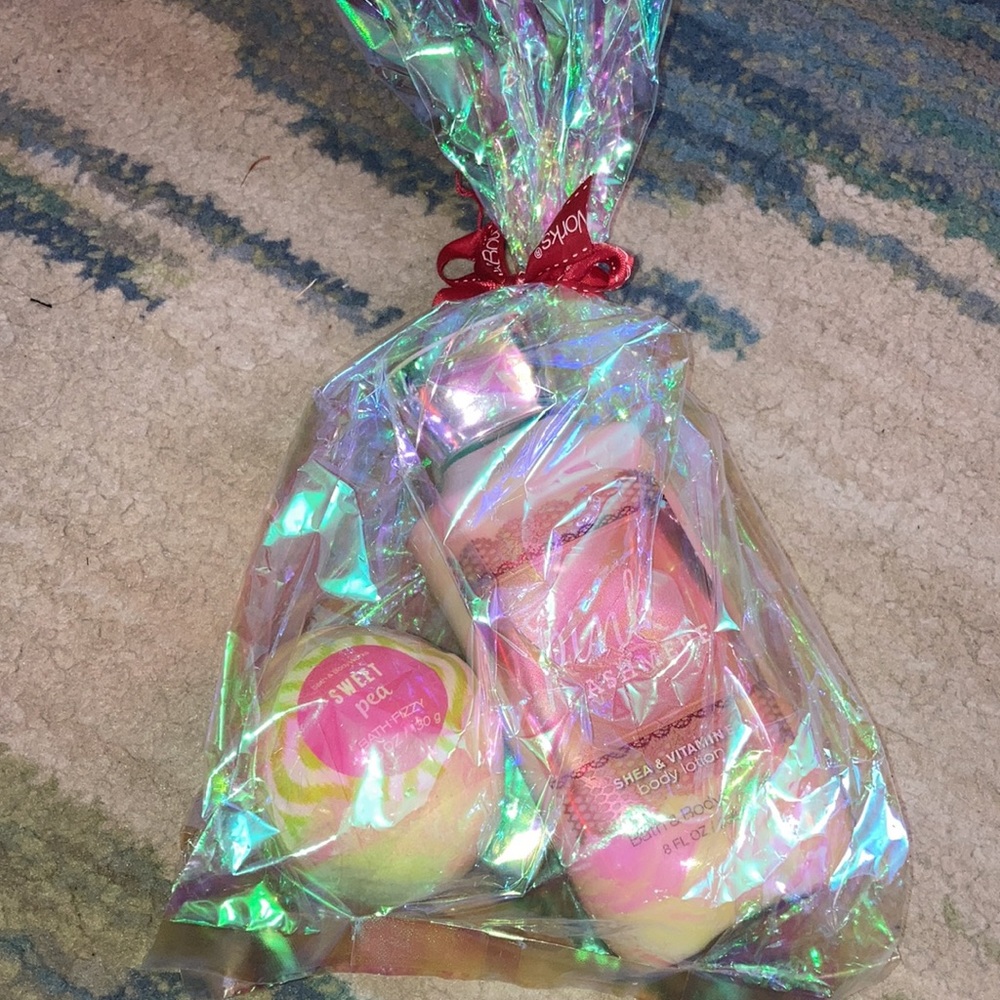 Pink cashmere body lotion and sweet pea bath bomb
